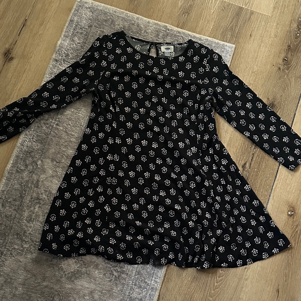 Old Navy Black and White Floral Long Sleeve Dress